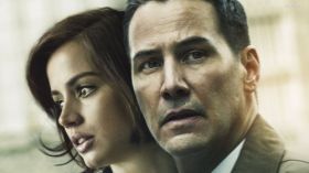 Objawienie (2016) Exposed 001 Ana de Armas jako Isabel de La Cruz, Keanu Reeves jako Detektyw Galban