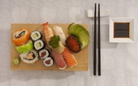 Sushi 004 Owoce morza, Kawior, Sos, Paleczki, Wasabi