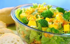 Salatka 001 Brokuly, Mango, Chleb, Warzywa