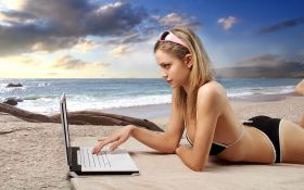 Kobieta 5120x3200 0102 Blondynka, Bikini, Lato, Plaza, Morze, Laptop, Okulary