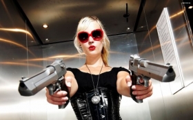 Kobieta, Girl 2560x1600 705 Blondynka, Broń, Pistolety