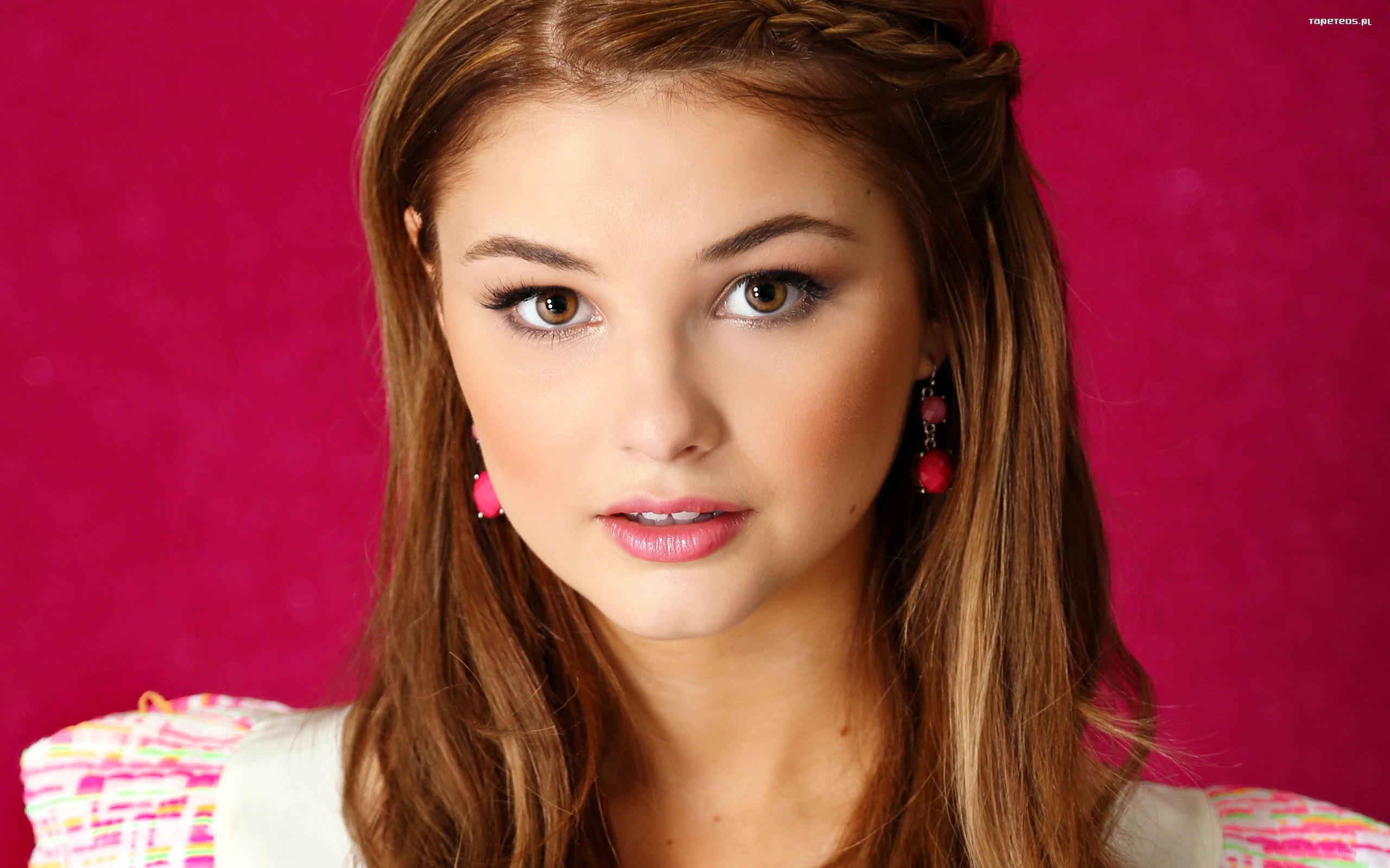 Stefanie Scott 001
