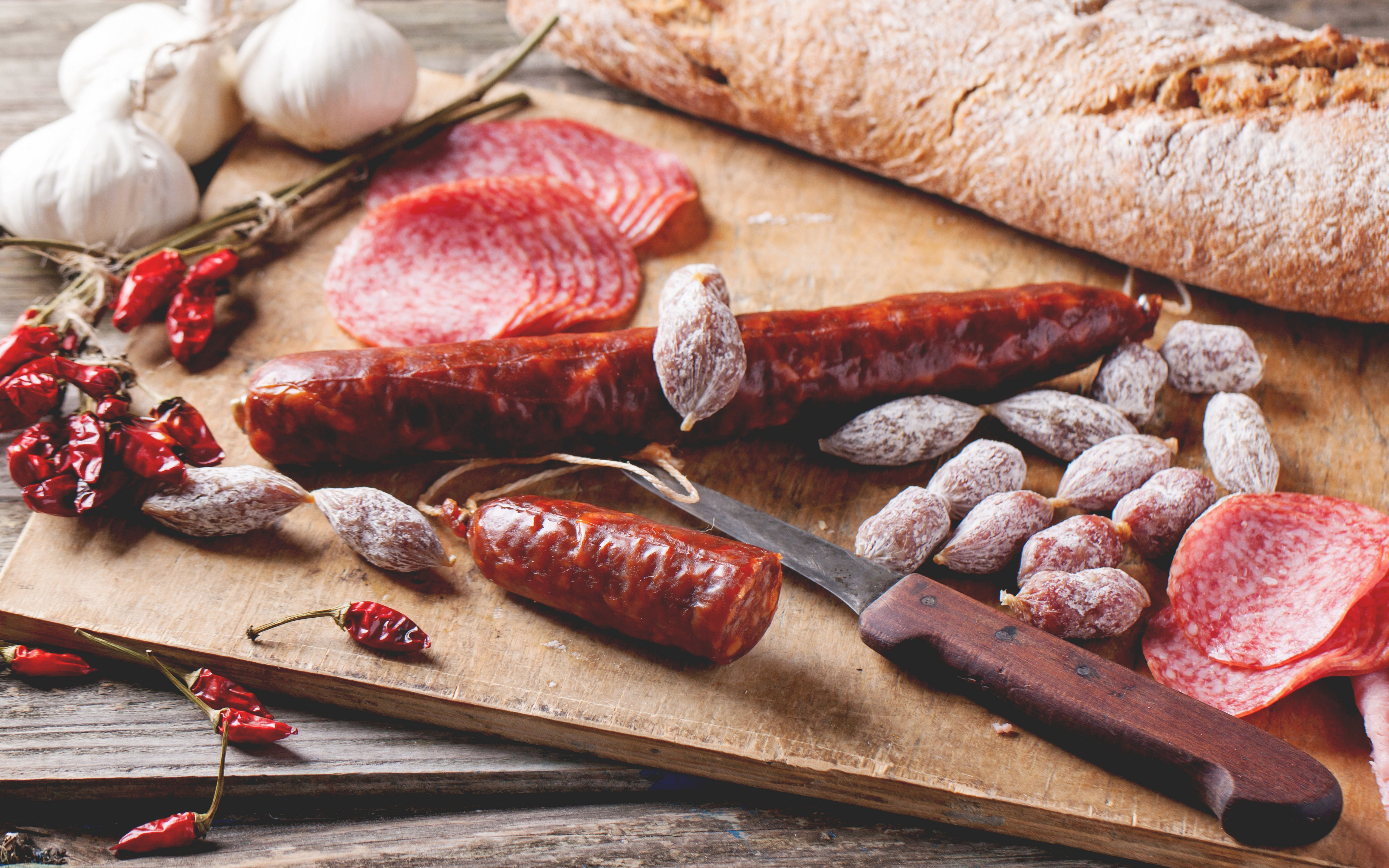 Kielbasa, Chleb, Czosnek, Papryczki, Deska, Noz
