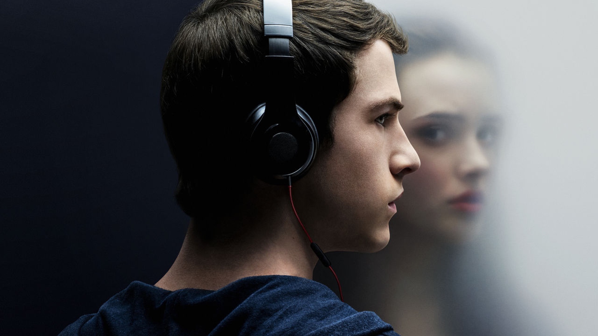 Trzynascie powodow (2017) Thirteen Reasons Why 019 Dylan Minnette jako Clay Jensen, Katherine Langford jako Hannah Baker