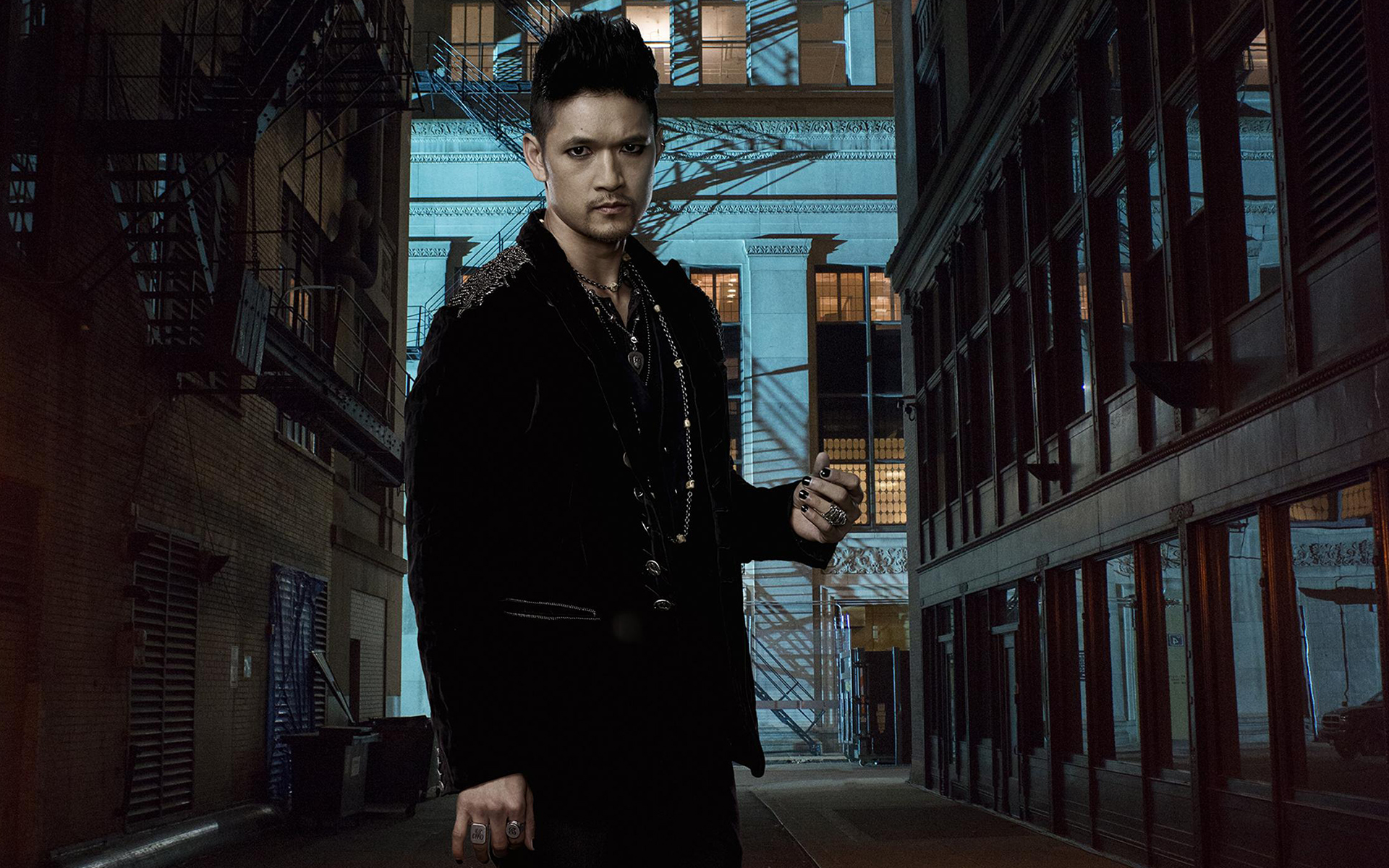 Shadowhunters (2016) TV 023 Harry Shum Jr jako Magnus Bane