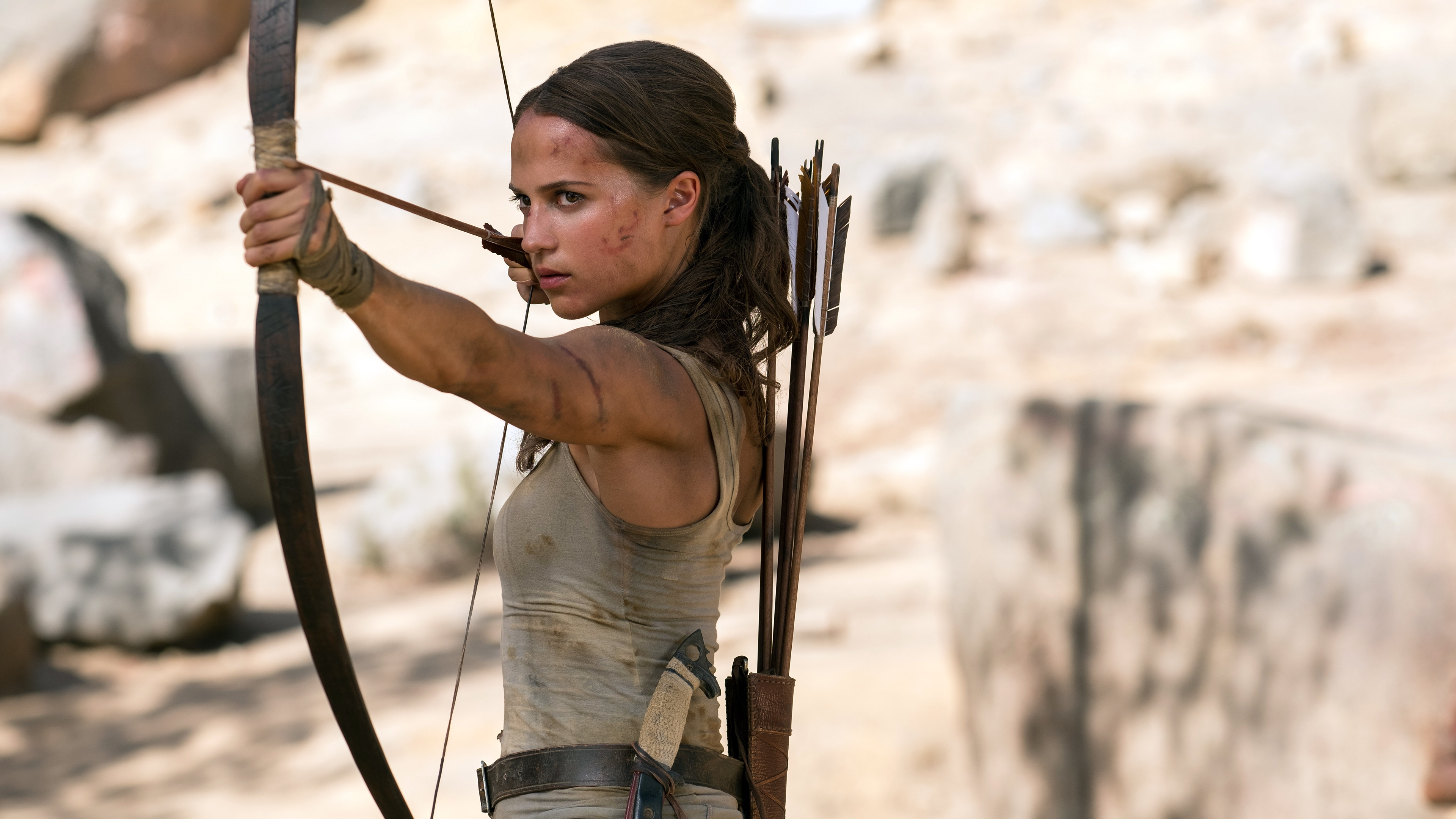 Tomb Raider (2018) 013 Alicia Vikander jako Lara Croft, Luk, Strzaly