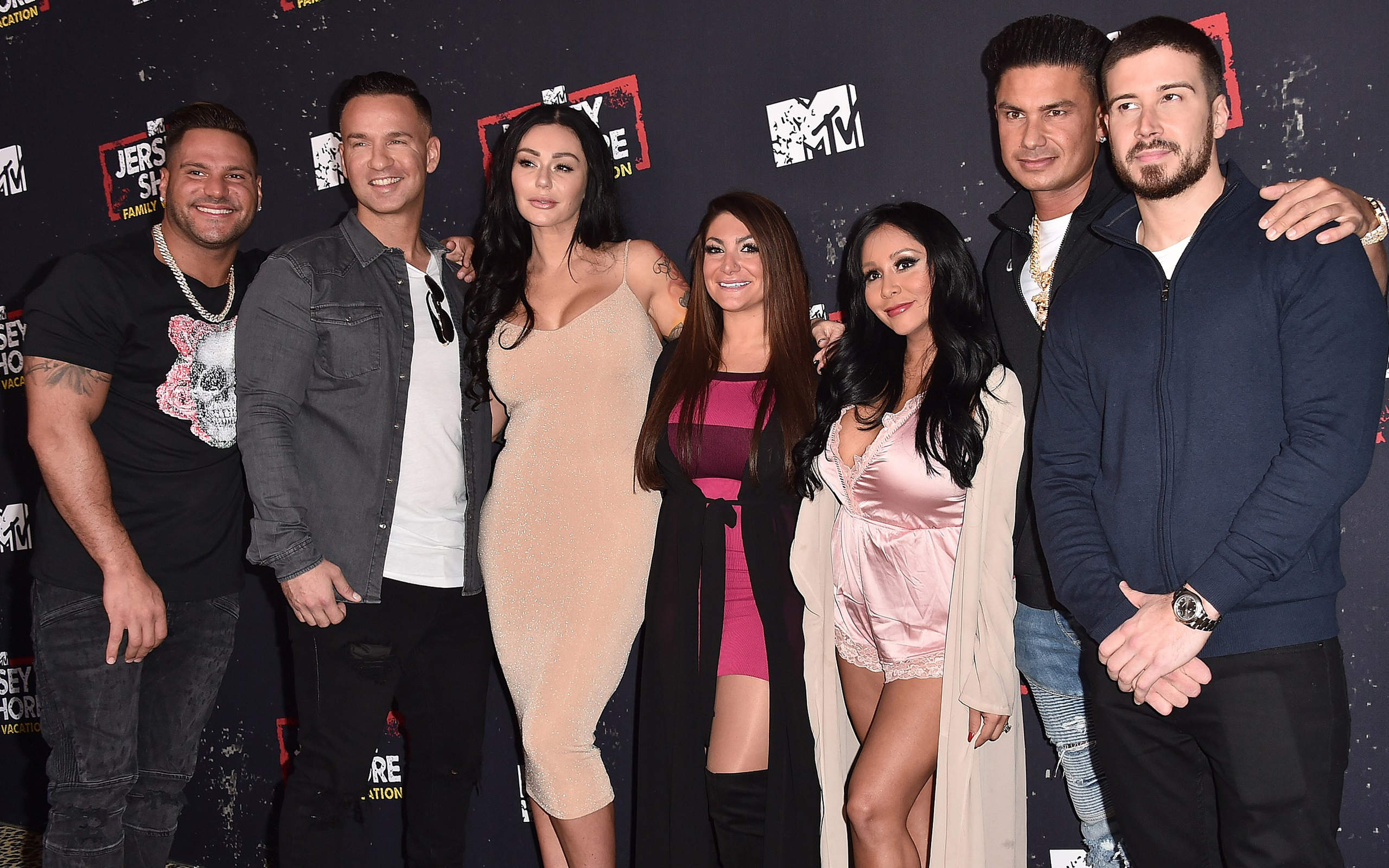 Hoeveelheid geld Merchandising geluk Ekipa z New Jersey Rodzinne wakacje - Jersey Shore Family Vacation 018 Ronnie, Mike, JWoww, Deena, Snooki, Pauly D, Vinny - Tapety na pulpit Hoeveelheid geld Merchandising geluk Ekipa z New Jersey Rodzinne wakacje - Jersey Shore Family Vacation 018 Ronnie, Mike, JWoww, Deena, Snooki, Pauly D, Vinny - Tapety na pulpit