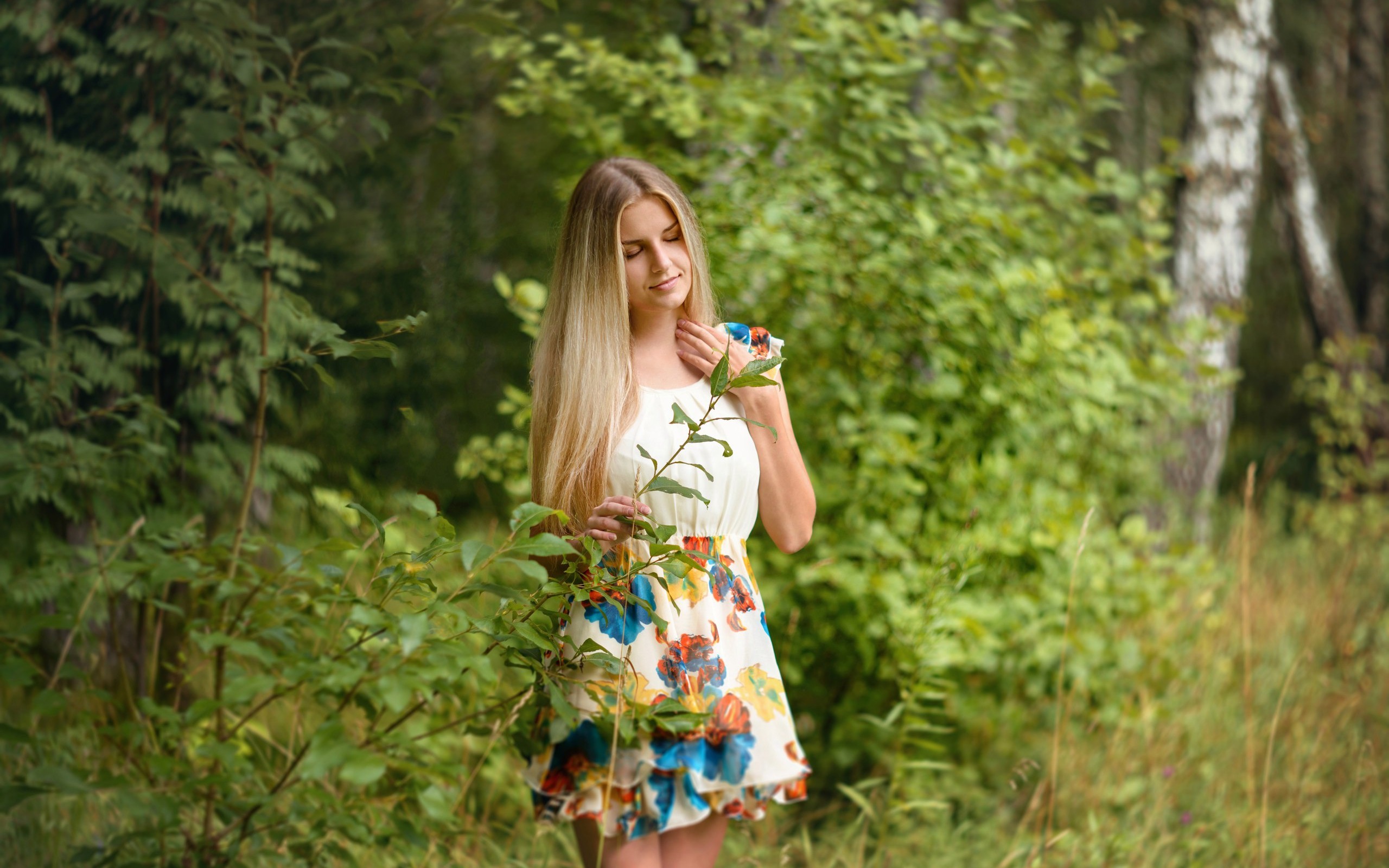 Kobieta, Girl 2560x1600 826 Anastasia Kurtukova, Blondynka, Sukienka, Las, Drzewa, Lato