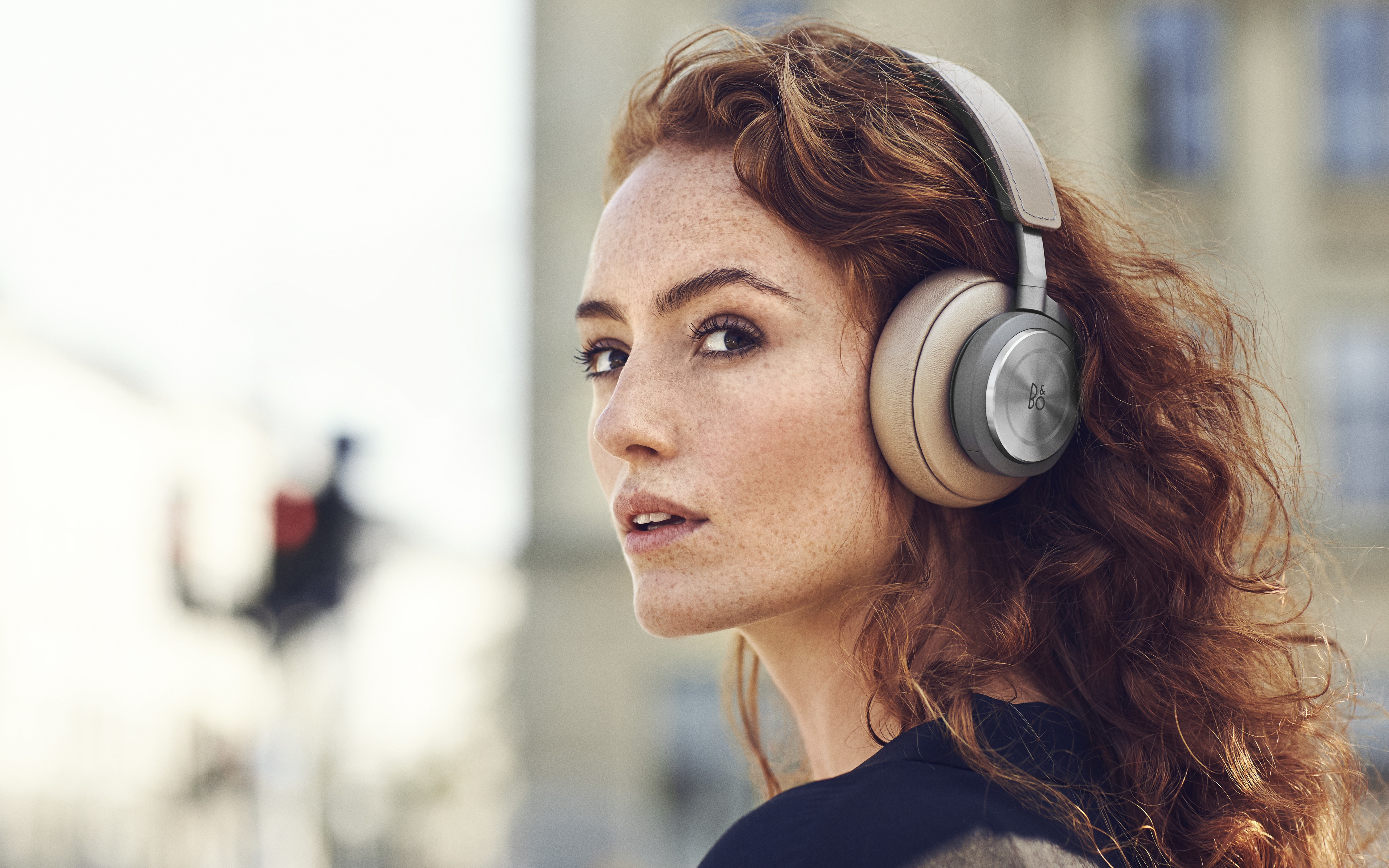 Muzyka 404 Kobieta, Sluchawki Bang & Olufsen BeoPlay H9i Natural