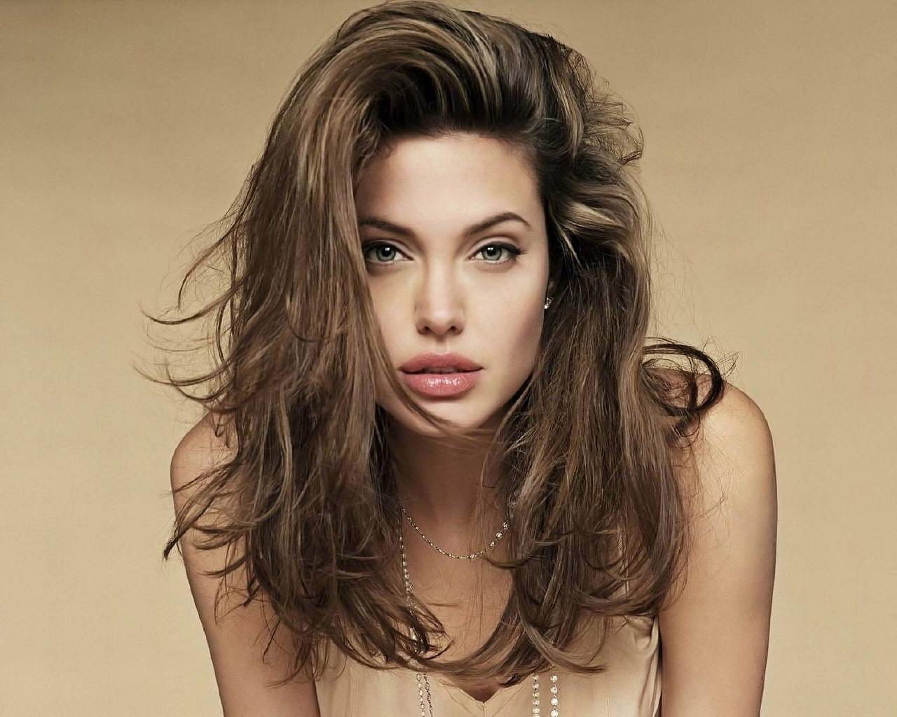 Angelina Jolie 168