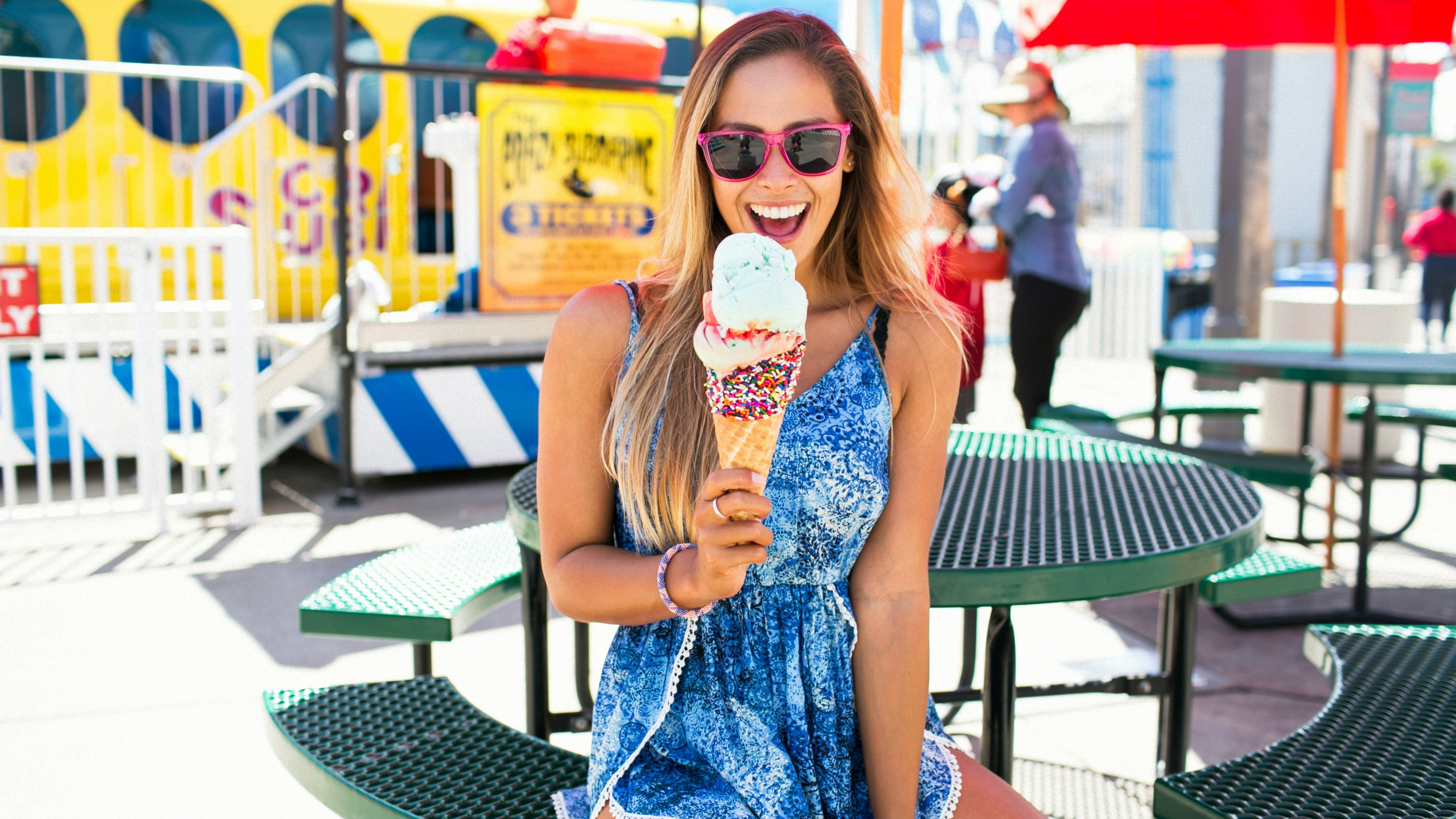Lody 108 Ice Cream, Kobieta, Usmiech, Okulary, Lody z posypka