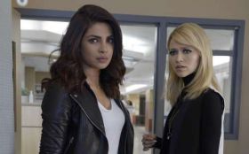 Quantico 033 Priyanka Chopra jako Alex Parrish, Johanna Braddy jako Shelby Wyatt