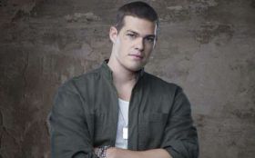 Przeznaczeni, Star-Crossed 013 Greg Finley, Drake