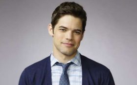 Supergirl 043 Jeremy Jordan jako Winn Schott