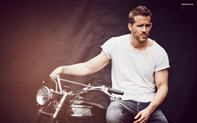 Ryan Reynolds 012 Motocykl