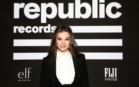 Hailee Steinfeld 089 Republic Records