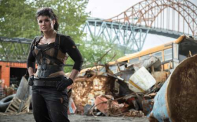 Deadpool (2016) 005 Gina Carano jako Angel Dust