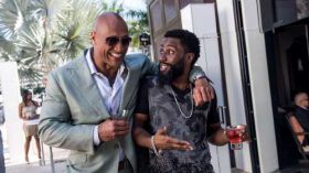 Ballers 2015 TV 004 Dwayne Johnson jako Spencer Strasmore, John David Washington jako Ricky Jerret