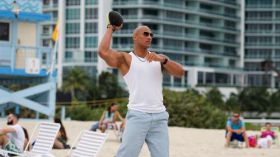 Ballers 2015 TV 005 Dwayne Johnson jako Spencer Strasmore