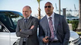 Ballers 2015 TV 012 Dwayne Johnson jako Spencer Strasmore, Rob Corddry jako Joe Krutel