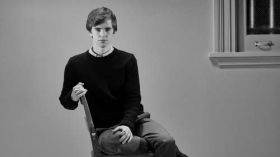 Bates Motel 009 Freddie Highmore jako Norman Bates