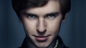 Bates Motel 014 Freddie Highmore, Norman Bates