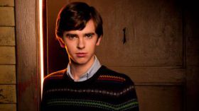 Bates Motel 019 Freddie Highmore, Norman Bates