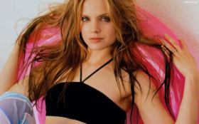 Mena Suvari 25