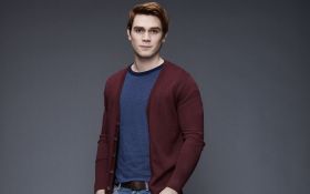 Riverdale (2017) TV 006 K.J. Apa jako Archie Andrews