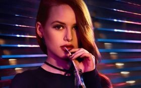 Riverdale (2017) TV 016 Madelaine Petsch jako Cheryl Blossom