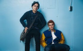 Riverdale (2017) TV 028 Cole Sprouse jako Jughead Jones, K.J. Apa jako Archie Andrews