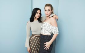 Riverdale (2017) TV 029 Camila Mendes jako Veronica Lodge, Lili Reinhart jako Betty Cooper