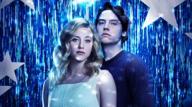 Riverdale (2017) TV 036 Lili Reinhart jako Betty Cooper, Cole Sprouse jako Jughead Jones