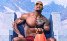 Baywatch. Sloneczny Patrol (2017) 009 Dwayne Johnson jako Mitch Buchannon