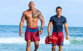 Baywatch. Sloneczny Patrol (2017) 010 Dwayne Johnson jako Mitch Buchannon, Zac Efron jako Matt Brody