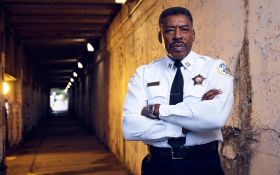 A.P.B. (2017) TV 007 Ernie Hudson jako Ned Conrad