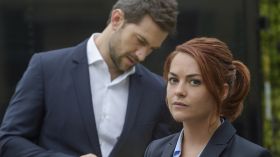 Okup (2017) TV Ransom 008 Luke Roberts jako Eric Beaumont, Sarah Greene jako Maxine Carlson