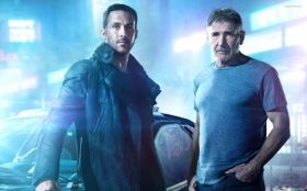 Blade Runner 2049 (2017) 006 Ryan Gosling jako Oficer K, Harrison Ford jako Rick Deckard