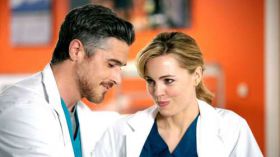 Heartbeat 2016 TV 005 Dave Annable jako Dr Pierce Harrison, Melissa George jako Dr Alexandra Panttiere