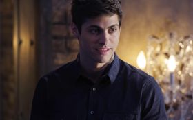 Shadowhunters (2016) TV 018 Matthew Daddario jako Alec Lightwood