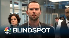 Blindspot Mapa zbrodni (2015) TV 004 Sullivan Stapleton jako Kurt Weller, Jaimie Alexander jako Jane Doe