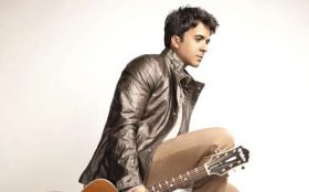 Luis Fonsi 009 Gitara