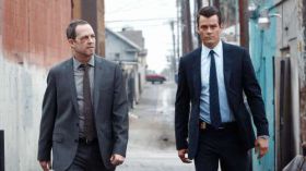 Battle Creek 2015 TV 002 Dean Winters jako Detektyw Russ Agnew, Josh Duhamel jako Agent specjalny Milton Chamberlain