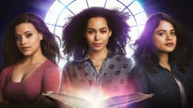 Charmed (2018-) Serial TV 005 Melonie Diaz jako Mel Vera, Madeleine Mantock jako Macy Vaughn, Sarah Jeffery jako Maggie Vera