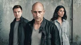 Deep State 2018 TV 002 Joe Dempsie jako Harry Clarke, Mark Strong jako Max Easton, Karima McAdams jako Leyla Toumi