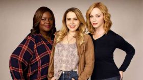 Good Girls 2018 TV 005 Retta jako Ruby, Mae Whitman jako Annie, Christina Hendricks jako Beth