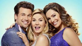 One Big Happy 2015 TV 001 Nick Zano jako Luke, Elisha Cuthbert jako Lizzy, Kelly Brook jako Prudence