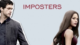 Oszusci (2017) Imposters TV 001 Rob Heaps jako Ezra, Inbar Lavi jako Maddie - Ava - Alice - Saffron
