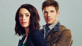 Timeless (2016) serial TV 008 Abigail Spencer jako Lucy Preston, Matt Lanter jako Wyatt Logan