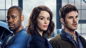 Timeless (2016) serial TV 018 Malcolm Barrett jako Rufus Carlin, Abigail Spencer jako Lucy Preston, Matt Lanter jako Wyatt Logan